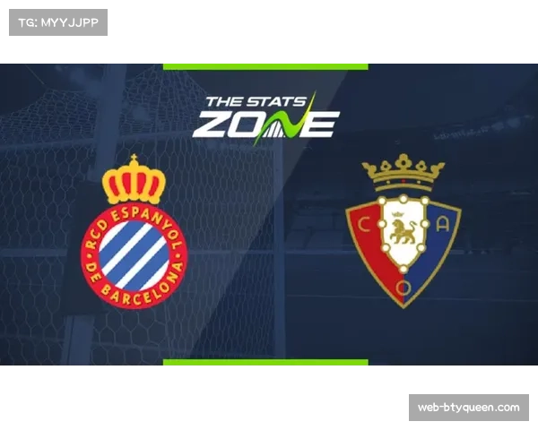 转播镜头捕捉：奥萨苏纳对阵西班牙人，场边教练频繁通过平板电脑向球员展示防守站位热图